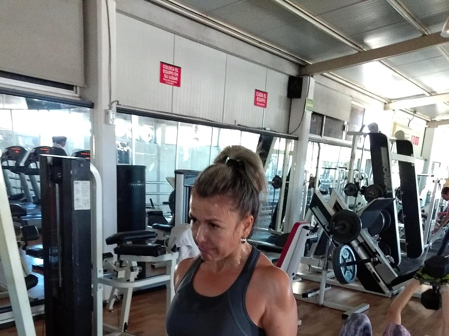 Socia entrenando con mancuernas